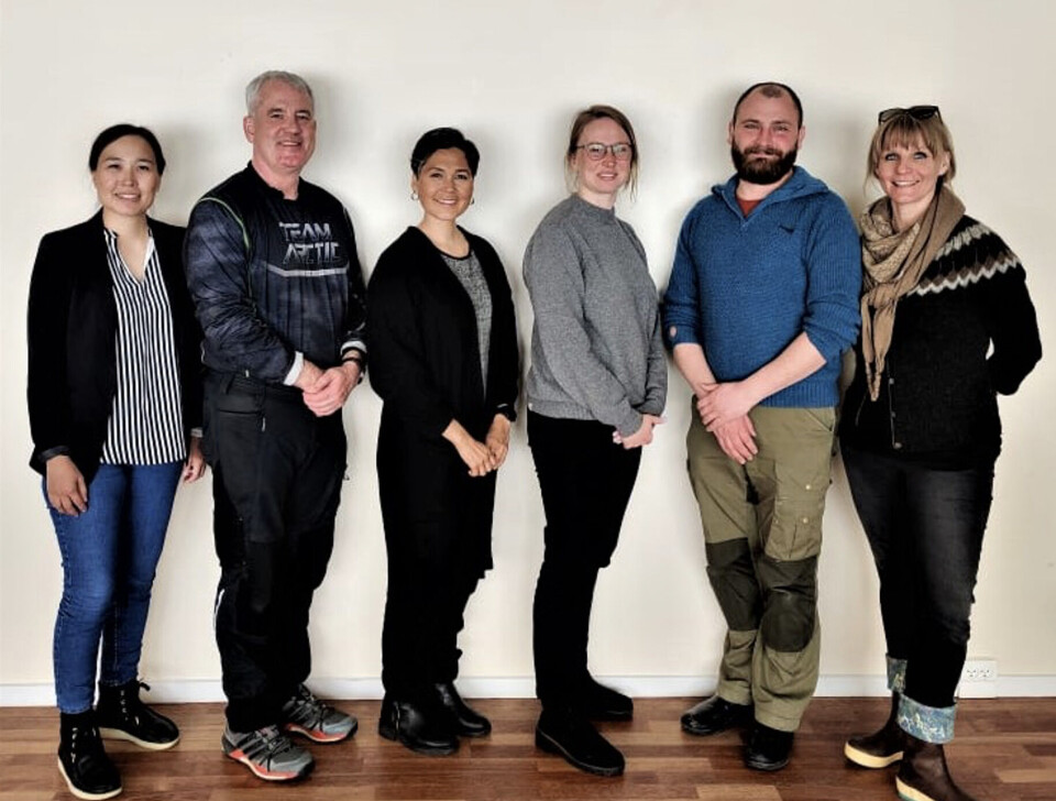 Fra venstre ses: Paneeraq Olsen, Henrik Sachse, Najannguaq D. Lennert, Sofie Frydenrejn Johansen, Jonas Nielsen og Anette Lings. Ikke på billedet, Arne Hardenberg.