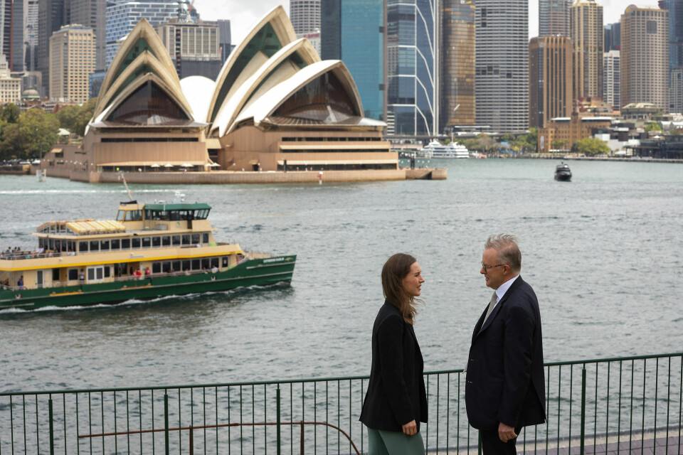 Finlands statsminister, Sanna Marin (th), hilses velkommen i Australien af premierminister Anthony Albanese. I en tale i tænketanken Lowy Institute i Sydney retter hun en hård kritik mod EU-landes eftergivende politik over for Rusland.
