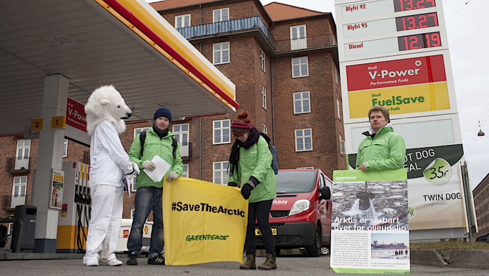 I Danmark besøgte aktivister udklædt som isbjørne fredag både Shells danske hovedkvarter og flere tankstationer. Foto: Greenpeace