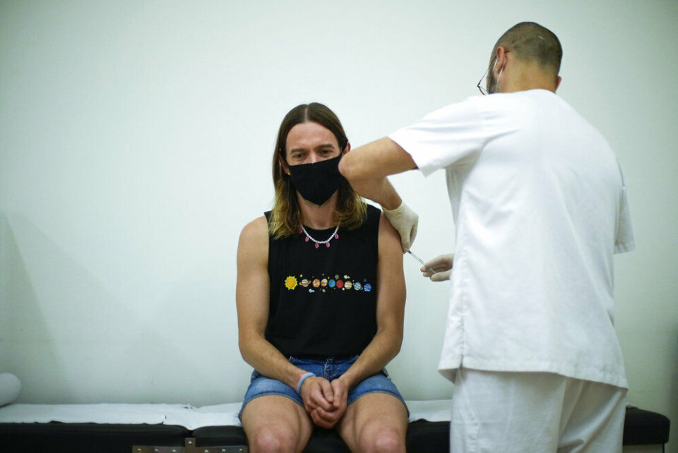 Ifølge de seneste tal har Spanien registreret i alt 4298 tilfælde af abekopper. Det gør landet til et af de hårdest ramte i verden. På billedet ses mand i Barcelona modtage en vaccine mod sygdommen. (Arkivfoto).