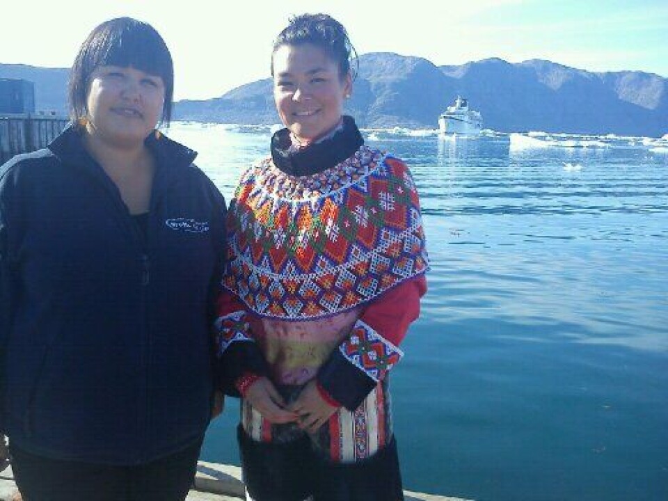 Turistkonsulent i Narsaq Avaaraq Olsen iført nationaldragt og World of Greenland–Arctic Circles repræsentant ombord på skibet, Mia Skifte Lynge. Foto: WOG