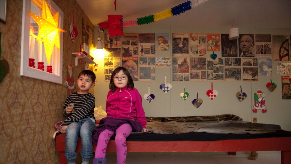 4-årige Ulloriaq og 6-årige Arnaruuti er til jul i gamle dage. (Foto. Leiff Josefsen). Der er også saks og papir på museet, og 22. december bliver de smukkeste julehjerter og kræmmerhuse kåret. (Foto. Leiff Josefsen). Der er dømt julehygge på Grønlands Nationalmuseum & Arkiv i Nuuk. (Foto: Leiff Josefsen). 4-årige Ulloriaq og 6-årige Arnaruuti er til jul i gamle dage. (Foto. Leiff Josefsen). Der er også saks og papir på museet, og 22. december bliver de smukkeste julehjerter og kræmmerhuse kåret. (Foto. Leiff Josefsen). Der er dømt julehygge på Grønlands Nationalmuseum & Arkiv i Nuuk. (Foto: Leiff Josefsen). 4-årige Ulloriaq og 6-årige Arnaruuti er til jul i gamle dage. (Foto. Leiff Josefsen).