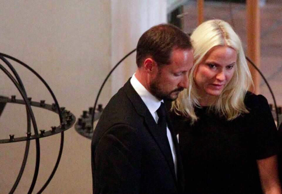 I går var der mindegudstjeneste i Oslo Domkirke for de mange dødsofre. Blandt deltagerne var den norske Kronprins Haakon og Mette-Marit. Foto: Polfoto