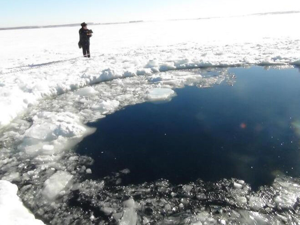 Et hul i isen på Chebarkul søen, hvor man mener meteoren slog ned nær Chelyabinsk, omkring 1500 km (930 miles) øst for Moskva, Rusland, fredag februar 15, 2013. En meteor stribede hen over himlen og eksploderede over Ruslands Uralbjergene med kraften fra en atombombe fredag, dens soniske eksplosioner splintres utallige vinduer og sårede næsten 1.000 mennesker. Foto: AP Photo