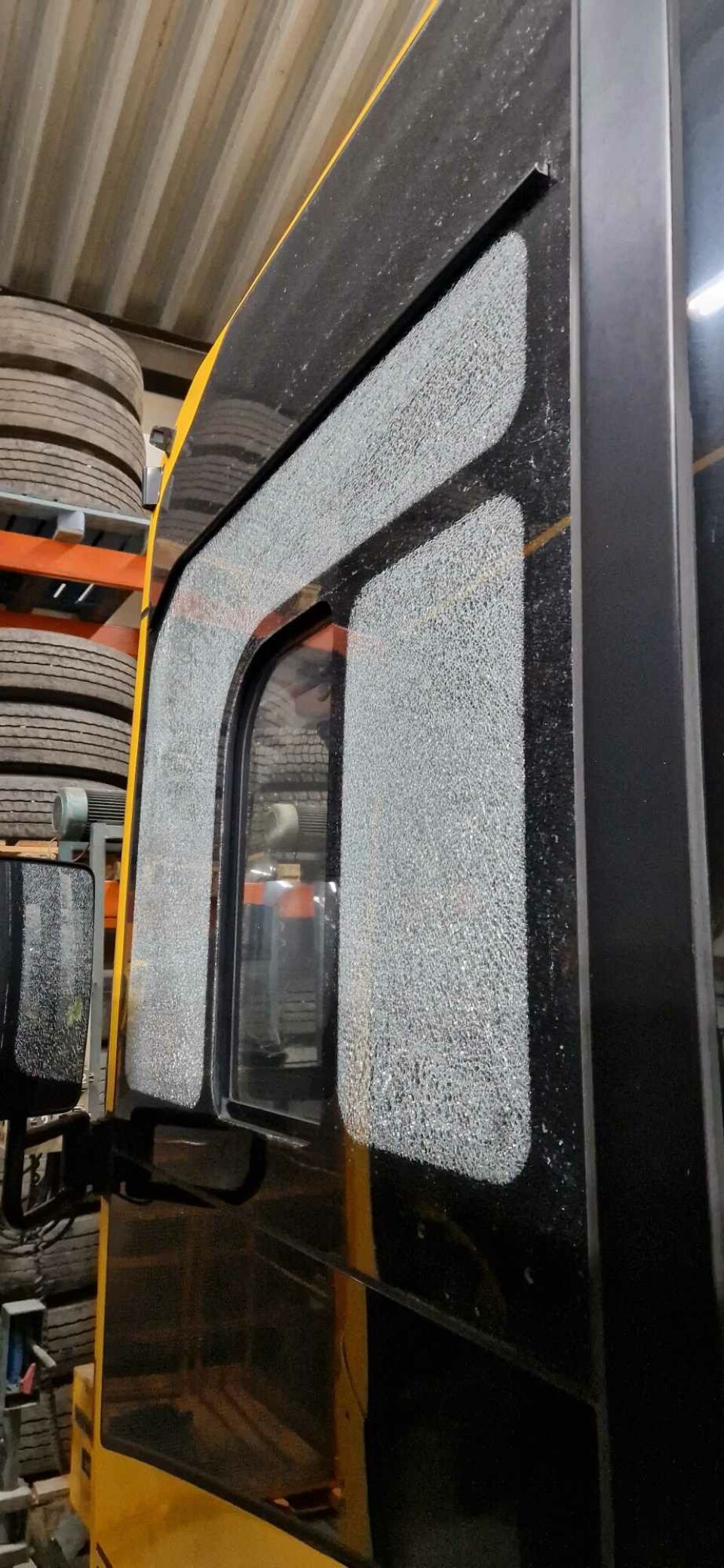 Blæsten er stærk mandag morgen i Nuuk. Her ses en bus, der har får smadret sin rude under kørsel i stormen.
