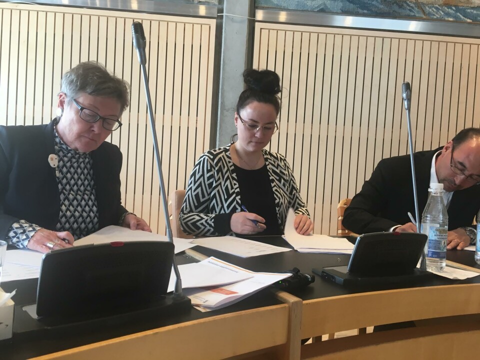 Asii Chemnitz Narup IA), Randi Vestergaard Evaldsen D) og Mala Høy Kuko underskriver den politiske samarbejdsaftale for de næste fire år i Kommuneqarfik Sermersooq. Konstitueringsaftale i Sermersooq