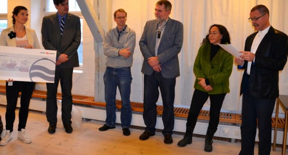 Forskerne ved for lidt om marsvin. Den må i rampelyset, mener bedømmelsesudvalget af Arktisk Instituttets forskerpris ”Acadimicus Arcticus, der fredag uddelte forskerpris. Fra venstre prisvinderen Nynne Hjort Nielsen, Jakob Strøm, Royal Arctic Line, Einar Lund Jensen, Det Grønlandske Selskab, Poul Krarup, Sermitsiaq, Kirsten Rosing, Danmarks Radio og Bent Nielsen, Arktisk Institut.