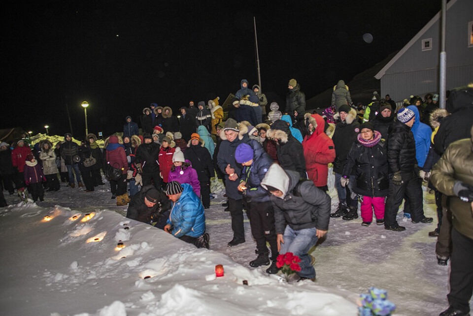Søndag blev der tændt lys i Nuuk i omsorg for familien til Birna.