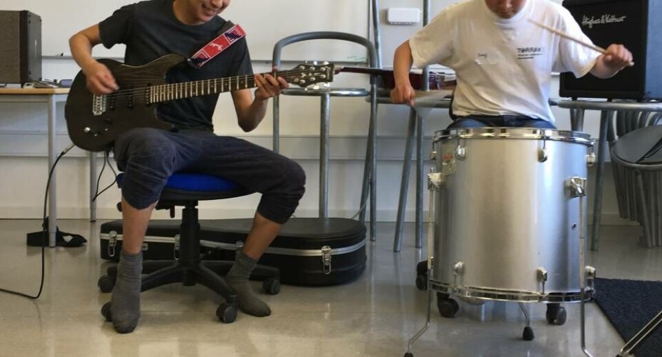 PIP PIP / Foreningen for Kultur og Unge i GrønlandUndervisere og koordinatorer er trætte men glade efter en vellykket første dag af NIPITU musik-skole. Øverst fra højre: Signe Møller Rosendal, Ivalo Parbst Frederiksen (projektleder), Nive Nielsen, Marie Louise Hahne (koordinator), Lasse Aagaard (koordinator), Troels Nordal, Pilutannguaq Hammeken. Nederst fra højre: Frej Levin, Salik Parbst Frederiksen (koordinator), Sina Parbst Frede-riksen (koordinator), Kimmernaq Kjeldsen og Jakob Søvndal Skovaa (koordinator). PIP / Foreningen for Kultur og Unge i GrønlandFørste dag bød på mange rytmelege og en masse kor. PIP PIP PIP / Foreningen for Kultur og Unge i GrønlandUndervisere og koordinatorer er trætte men glade efter en vellykket første dag af NIPITU musik-skole. Øverst fra højre: Signe Møller Rosendal, Ivalo Parbst Frederiksen (projektleder), Nive Nielsen, Marie Louise Hahne (koordinator), Lasse Aagaard (koordinator), Troels Nordal, Pilutannguaq Hammeken. Nederst fra højre: Frej Levin, Salik Parbst Frederiksen (koordinator), Sina Parbst Frede-riksen (koordinator), Kimmernaq Kjeldsen og Jakob Søvndal Skovaa (koordinator). PIP / Foreningen for Kultur og Unge i GrønlandFørste dag bød på mange rytmelege og en masse kor. PIP