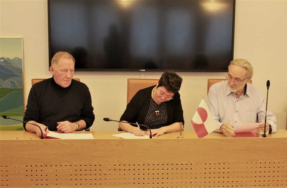 Borgmester Kiista P. Isaksen bliver her flankeret af minedirektør Greg Barnes og formanden for erhvervsrådet R. C. Rasmussen, da aftalen blev underskrevet.