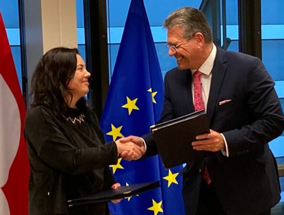 Ledende Næstformand for Den europæiske grønne pagt, Interinstitutionelle forbindelser og fremsyn for den Europæiske Kommission, Maroš Šefčovič, underskrev aftalememorandummet med naalakkersuisoq for Erhverv, Handel, Råstoffer, Justitsområdet og Ligestilling, Naaja H. Nathanielsen.