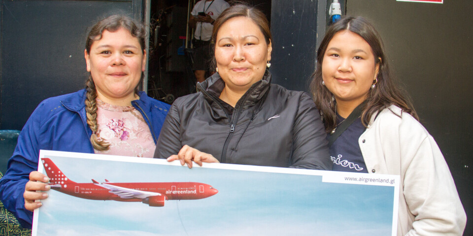 Agnes Olsen i midten vandt den store hovedgevinst i Grønland i Tivoli-konkurrencen - et rejsegavekort på 10.000 kroner, der blev overrakt af kundechef Helle Pedersen fra Air Greenland. Til højre Agnes Olsens datter, Niviaq, der blev mindst lige så glad so
