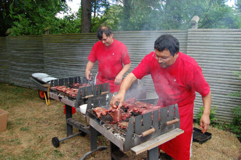 Her griller de i Det Grønlandske Hus i Århus på nationaldagen. Foto: DGH