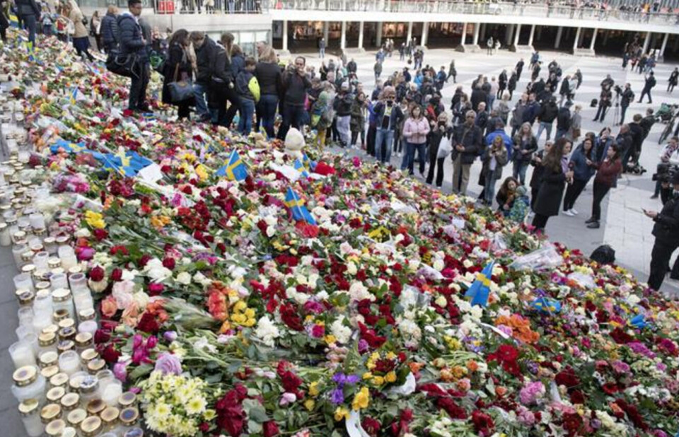 Et blomsterhav i centrum af Stockholm, der fredag blev ramt af et terrorangreb.