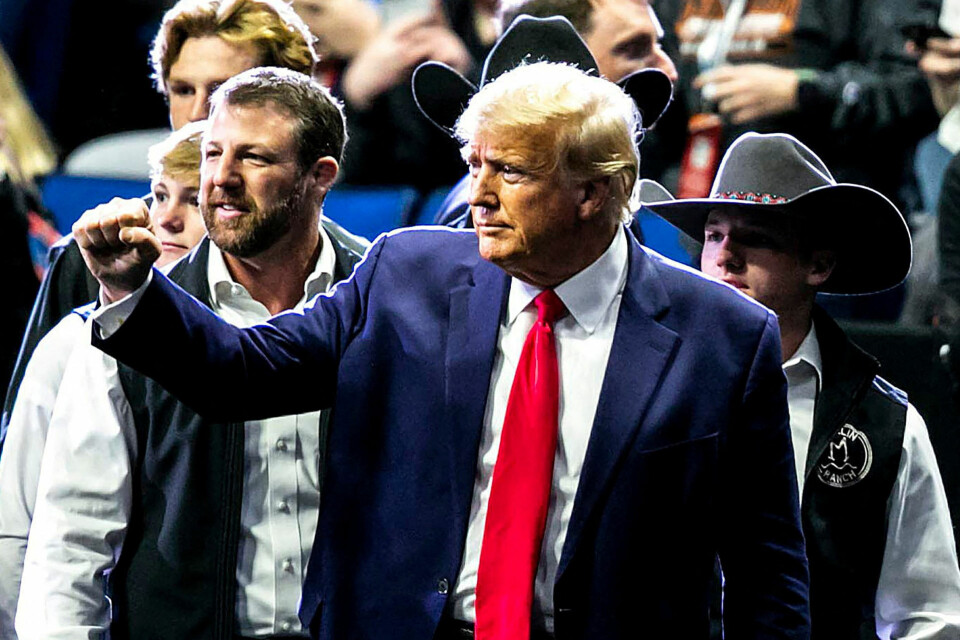 Lørdag skrev Trump selv på det sociale medie Truth Social, at han vil blive anholdt tirsdag. I samme ombæring opfordrede han tilhængere til at protestere.