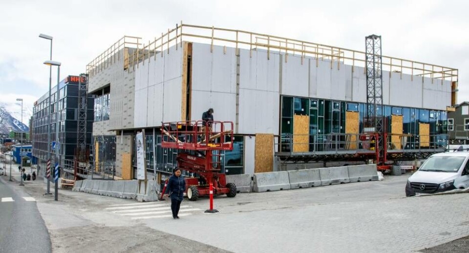 Det nye byggeri skyder op mellem Aqqusinersuaq og Sipisaq Avannarleq lige ved siden af HHE Express.