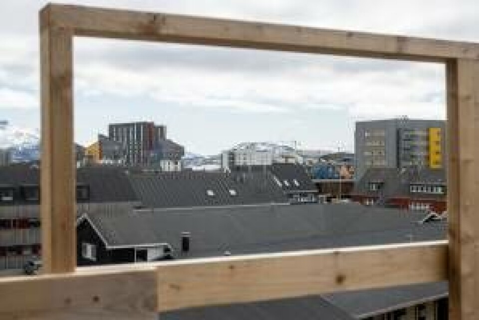 Fra den nye roof-top-bar bliver der en flot udsigt over Nuuk mod Kobbefjorden og Hjortetakken.