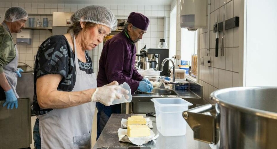 Hanne elsker at bage. Her laver hun en chokoladekage til dagens anledning.