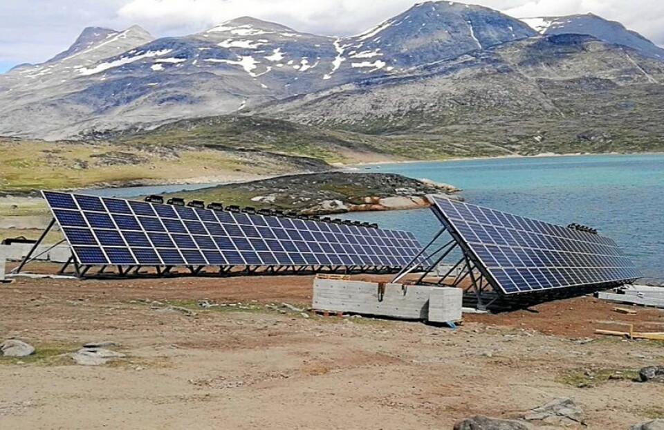 I Igaliku er der i alt 400 paneler i fire rækker, som tilsammen giver lidt over 100 kilowatt til bygden.