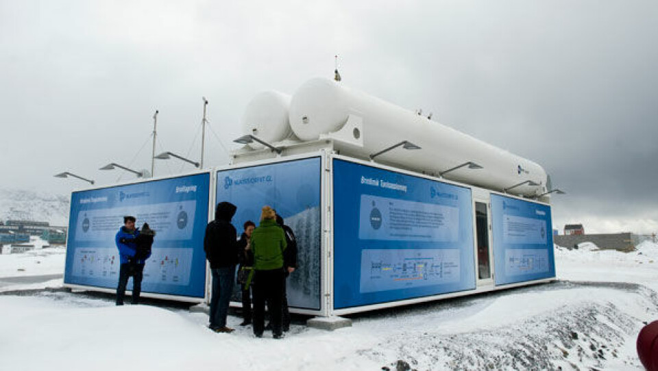 Grønlands første brintanlæg er indrettet i containere, som nemt kan flyttes, for eksempel til en bygd. (Foto: Leiff Josefsen). Projektleder Lasse Bøgeskov Mousten (til højre) forklarer Jens B. Frederiksen teknikken i brintanlægget; i midten Svend og sønnen Andreas Anuik. (Foto: Leiff Josefsen). Grønlands første brintanlæg er indrettet i containere, som nemt kan flyttes, for eksempel til en bygd. (Foto: Leiff Josefsen). Projektleder Lasse Bøgeskov Mousten (til højre) forklarer Jens B. Frederiksen teknikken i brintanlægget; i midten Svend og sønnen Andreas Anuik. (Foto: Leiff Josefsen). Grønlands første brintanlæg er indrettet i containere, som nemt kan flyttes, for eksempel til en bygd. (Foto: Leiff Josefsen). Projektleder Lasse Bøgeskov Mousten (til højre) forklarer Jens B. Frederiksen teknikken i brintanlægget; i midten Svend og sønnen Andreas Anuik. (Foto: Leiff Josefsen).