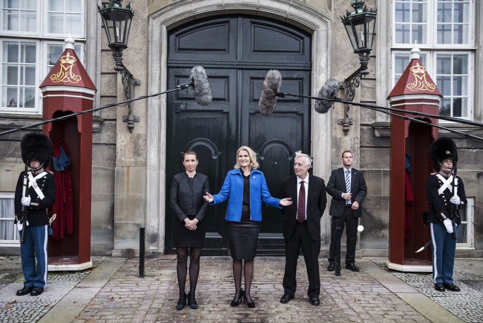 Statsminister Helle Thorning-Schmidt præsenterede sine to nye ministre justitsminister Mette Frederiksen og beskæftigelsesminister Henrik Dam Kristensen fredag på Amalienborg