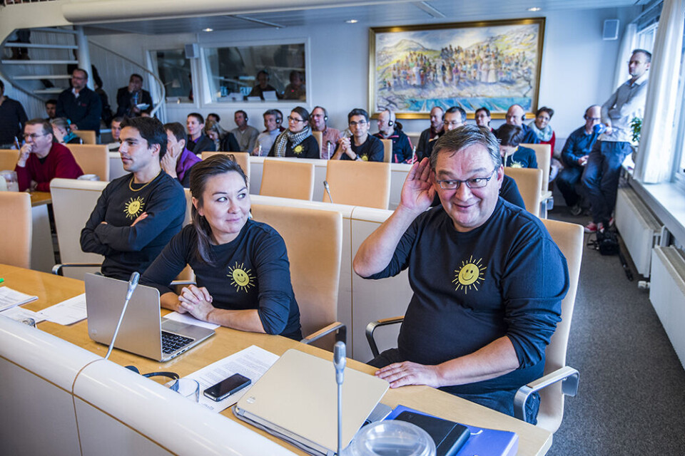 - Jeg vil gerne rose formanden for Inatsisartut for at komme med et godt kompromis, sagde formanden for Inuit Ataqatigiit Kuupik Kleist, som her er fanget i en muntert øjeblik under torsdagens næsten fem timer lange debat om uran