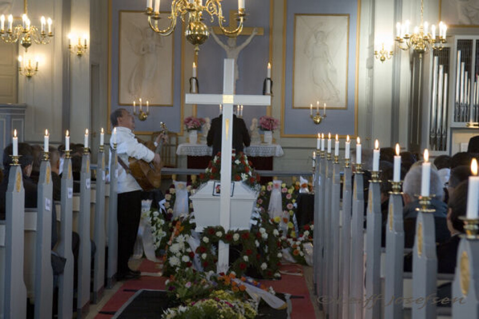 Rasmus Lyberth sang Svend Junges ynglingssang Nattoralik (Ørnen).
