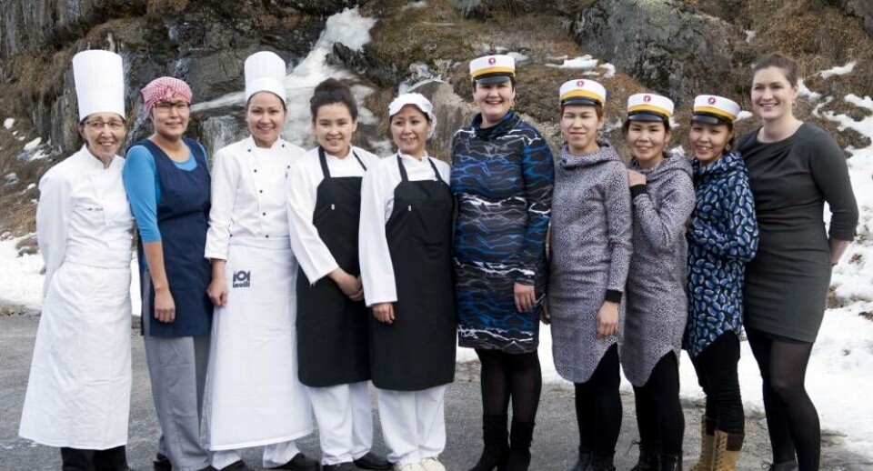 Fra venstre, faglærer Marie Toftdahl, derefter de nye cater- og kantineassistenter.: Andrea Wæver, Sisimiut. Maren R. Olesen, Narsaq. Hilda Løvstrøm, Sisimiut og Paneeraq Jeremiassen, Qaqortoq.Fra højre, faglærer Tina L. Lauridsen, derefter de nye ernæringsassistenter.: Naduk Qujaukitsoq, Qaanaq. Anna-Birthe Knudsen, Uummannaq. Dorthe Petersen, Upernavik og Doris Gundel, Upernavik