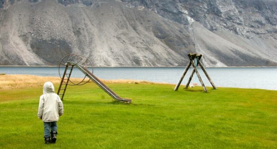 Det er ikke godt, at børn går alene med deres bekymringer og uro. Voksne skal give sig god tid til at tale – og virkelig lytte – til børnene i denne tid.