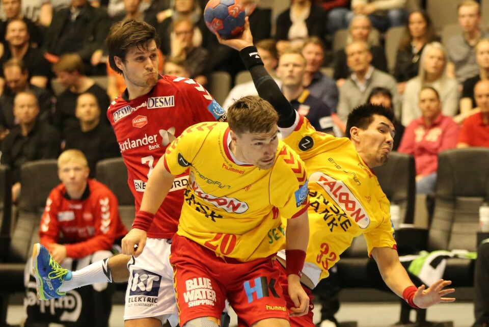 Lasse Kronborg og Minik Dahl Høegh på hårdt arbejde i Aalborg Håndbolds forsvar Knud Fl. LarsenMinik Dahl Høegh i gulvet. Med nummer 24 Aalborg Håndbolds Olafur Gustafsson Knud Fl. LarsenFrank Mikkelsen med endnu en fornem aktion. Kom på banen, da Aalborg Håndbold førte 19-16 Knud Fl. LarsenJubel på GOGs bænk, da sejren er hjemme Knud Fl. LarsenJakob Larsen kunne notere endnu en flot GOG indsats Knud Fl. Larsenophåndbold er en stor forretning. 600 spisende sponsorer før kampen og næsten 3900 tilskuere på lægterne i Gigantium Knud Fl. Larsen