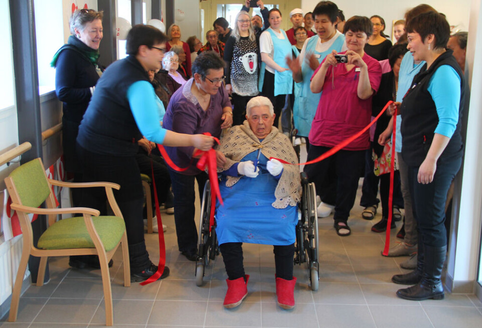 Beboer på Ippiarsuk den 90 årige Jael Lund , klippede snoren over til den nye bygning Benny KokholmDer er bad og toilet til alle værelser og et stort handikapvenligt spabadekar i seperat baderum Benny KokholmDer var fuld hus ved indvielsen af den nye tilbygning til Ippiarsuk Benny KokholmBorgmester Asii Chemnitz Narup og formand for Udvalget for Velfærd, Arbejdsmarked og Erhverv, Malene Lynge holdt tale ved indvielsen Benny KokholmBeboer på Ippiarsuk den 90 årige Jael Lund , klippede snoren over til den nye bygning Benny KokholmDer er bad og toilet til alle værelser og et stort handikapvenligt spabadekar i seperat baderum Benny KokholmDer var fuld hus ved indvielsen af den nye tilbygning til Ippiarsuk Benny KokholmBorgmester Asii Chemnitz Narup og formand for Udvalget for Velfærd, Arbejdsmarked og Erhverv, Malene Lynge holdt tale ved indvielsen Benny Kokholm Ippiarsuk, plejehjem, Nuuk, Jael Lund