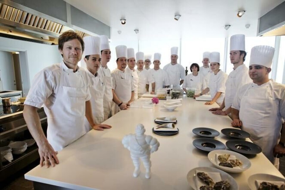 Personalet i Restaurant Geranium og kokken Rasmus Kofoed, til venstre