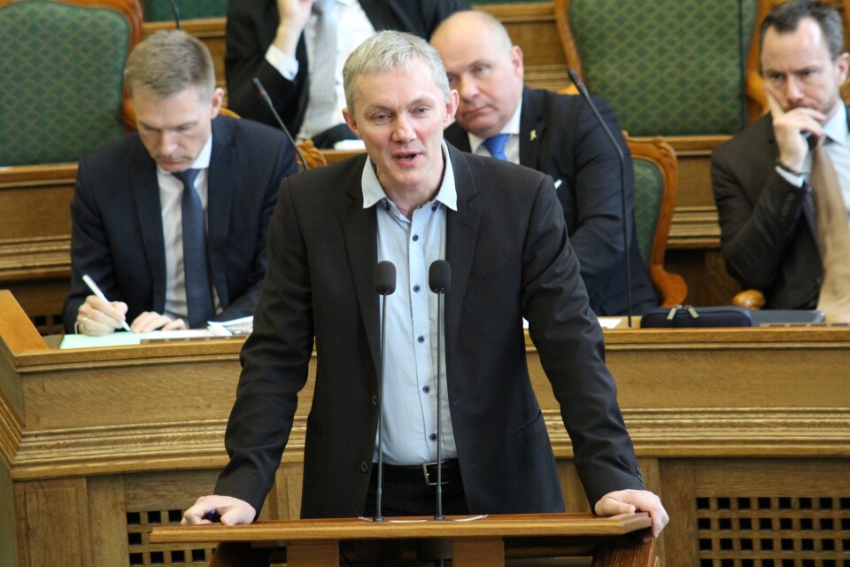 - Det ville klæde Færøerne, at landsstyret sendte omkring 50 millioner kroner til den ukrainske hær. Ikke bare for at hjælpe Ukraine, men også fordi det gælder vores sikkerhed, stabilitet og frihed, som de ofrer sig for.'