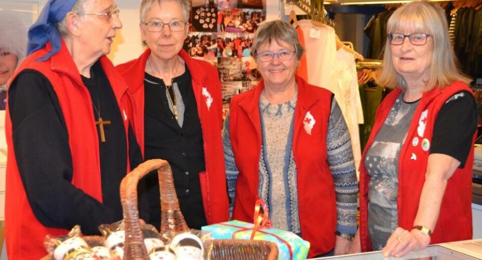 Noële Simon, Sabine Christiansen, Vivi Wennerfeldt og Aase Nygaard i genbrugsbutikken Røde Kors Nuuk
