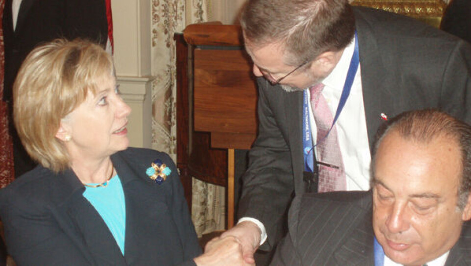 Hillary Clintonip Per Berthelsen naapippaa. Assi: Friis Arne Petersen.
