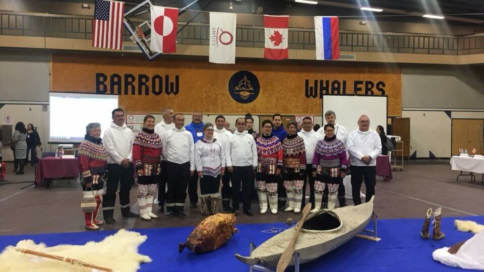 ICC Grønland delegation har 18 medlemmer. Her ses de delegerede fra generalforsamlingen i 2018 i Utqiagvik (tidl. Barrow), Alaska. I 2022 skal Ilulissat for første gang huse ICC’s generalforsamling.