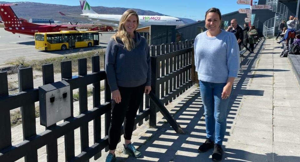 Foruden at afholde møde med den nye konsul Joanie Simon Bartholomaus var Aaja Chemnitz Larsen ombord på samme fly, da den nye konsul rejste til Grønland. Inuit Ataqatigiit i FolketingetPå Facebook byder Aki-Matilda Høegh-Dam den nye konsul Joanie Simon (tv) velkommen. Hun skal afløse Sung Choi i løbet af denne måned. Siumut i Folketinget