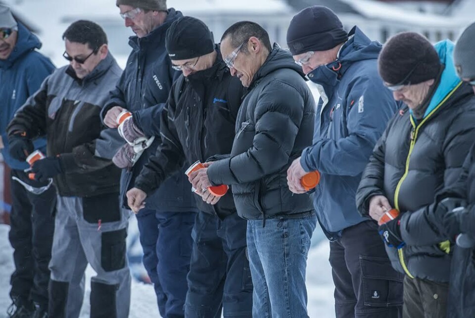 De dåseformede røgbøjer, der udsender en meget kraftig orange røg, aktiveres af kursisterne. Leiff JosefsenRøgen er ikke til at tage fejl af - selv fra luften. Leiff JosefsenKursisterne stod på en lang række, da nødblussene blev antændt. Leiff JosefsenDe dåseformede røgbøjer, der udsender en meget kraftig orange røg, aktiveres af kursisterne. Leiff JosefsenRøgen er ikke til at tage fejl af - selv fra luften. Leiff JosefsenKursisterne stod på en lang række, da nødblussene blev antændt. Leiff JosefsenDe dåseformede røgbøjer, der udsender en meget kraftig orange røg, aktiveres af kursisterne. Leiff Josefsen Røgbøjer