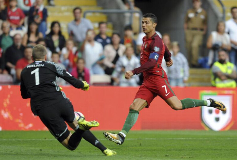 Den færøske målmand Gunnar Nielsen havde svært ved at stille noget op mod portugisiske Christiano Ronaldo, som scorede hattrick i VM-kvalifikationskampen.