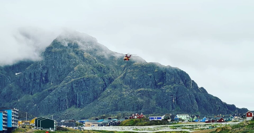 Borgerne i Sisimiut kunne mandag aften se en helikopter fra Arktisk kommando over byen. Helikopteren hentede en omkommet mand i vandet syd for Sisimiut.