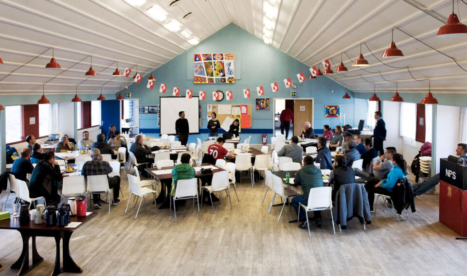 Fra mødet i Narsaq Forsamlingshus. John Rasmussen - Narsaq FotoFra venstre, Styrelseschef i Miljøstyrelsen for Råstofområdet, Najaaraq Demant-Poort. Gert Asmund og Violeta Hansen, begge fra DCE Aarhus Universitet. Morten Birch Larsen fra Naturinstituttet.Karen Schleiss fra Miljøstyrelsen for Råstofområdet, og yderst til højre geolog Jonas Petersen fra råstof departementet. John Rasmussen - Narsaq FotoGeolog Jonas Petersen fra råstof departementet fortæller om den grønlandske geologi. John Rasmussen - Narsaq FotoFra mødet i Narsaq Forsamlingshus. John Rasmussen - Narsaq FotoFra venstre, Styrelseschef i Miljøstyrelsen for Råstofområdet, Najaaraq Demant-Poort. Gert Asmund og Violeta Hansen, begge fra DCE Aarhus Universitet. Morten Birch Larsen fra Naturinstituttet.Karen Schleiss fra Miljøstyrelsen for Råstofområdet, og yderst til højre geolog Jonas Petersen fra råstof departementet. John Rasmussen - Narsaq FotoGeolog Jonas Petersen fra råstof departementet fortæller om den grønlandske geologi. John Rasmussen - Narsaq FotoFra mødet i Narsaq Forsamlingshus. John Rasmussen - Narsaq Foto