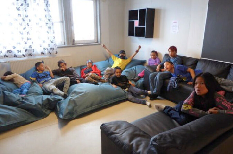 Glade børn i ungdomsklubben i Kullorsuaq. Nu har de blandt andet fået et værelse med sofa og sækkestole, hvor de kan hygge sig og snakke sammen Birgitta KammannBillardbordet er den helt store attraktion og bliver flittigt brugt Birgitta KammannGlade børn i ungdomsklubben i Kullorsuaq. Nu har de blandt andet fået et værelse med sofa og sækkestole, hvor de kan hygge sig og snakke sammen Birgitta KammannBillardbordet er den helt store attraktion og bliver flittigt brugt Birgitta KammannGlade børn i ungdomsklubben i Kullorsuaq. Nu har de blandt andet fået et værelse med sofa og sækkestole, hvor de kan hygge sig og snakke sammen Birgitta KammannBillardbordet er den helt store attraktion og bliver flittigt brugt Birgitta Kammann