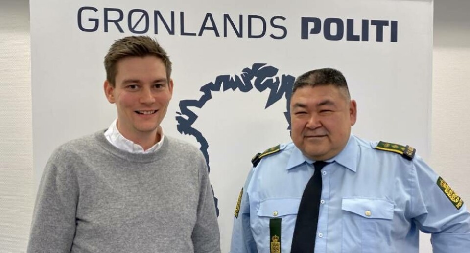 Tv. sektionsleder ved forebyggelse og analyse i Grønlands Politi, Mikkel Høj Svendsen. Th. Vicepolitiinspektør Viggo Johansen, der sammen præsenterer den nye rapport.