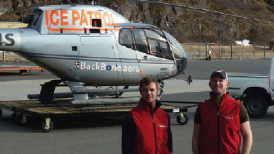 Piloterne Karsten Andsbjerg (tv) og Søren Thor Jørgensen (th) fra Backbone Aviation ved deres helikopter i Narsarsuaq, der nu flyver isrekognoscering i Sydgrønland. Foto: Jane Robertson