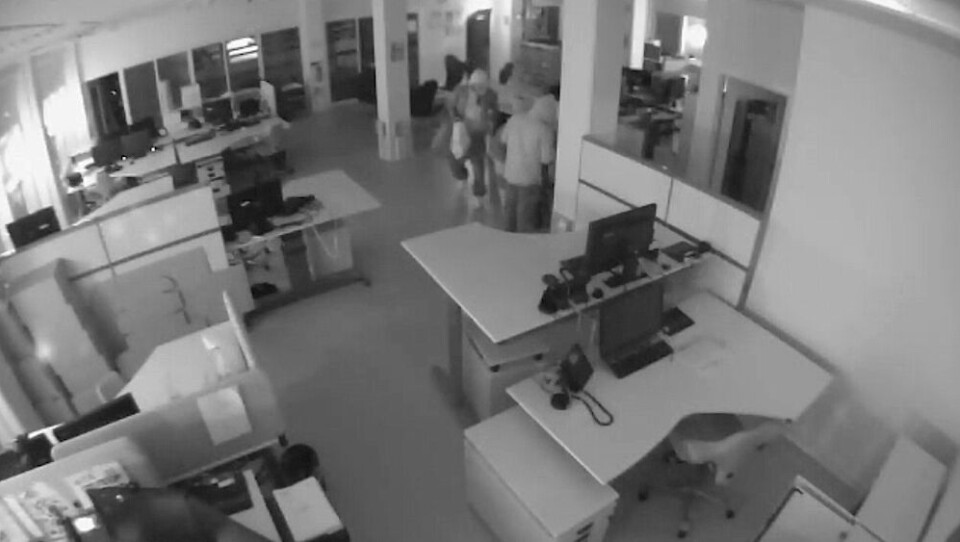 Indbrud hos Tele. Kilde: Tele, overvågningskamera Tyve fanget på Teles overvågningskameraer. Video: Overvågningskamera hos Tele