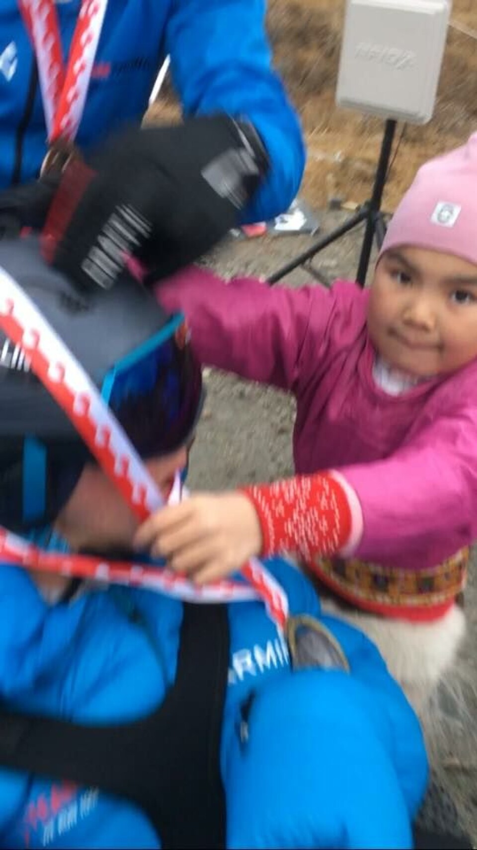 En lille pige hænger de velfortjente medaljer om halsen på Peder Mondrup