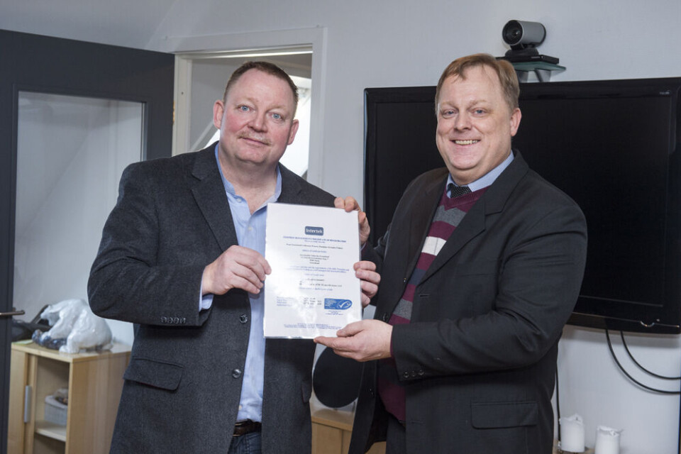 Senior Fisheries Outreach Manager Gisli Gislason fra MSC's regionale kontor i Island (til højre) overrækker diplomet til Henrik Leth fra Sustainable Fisheries Greenland. Foto: Leiff Josefsen