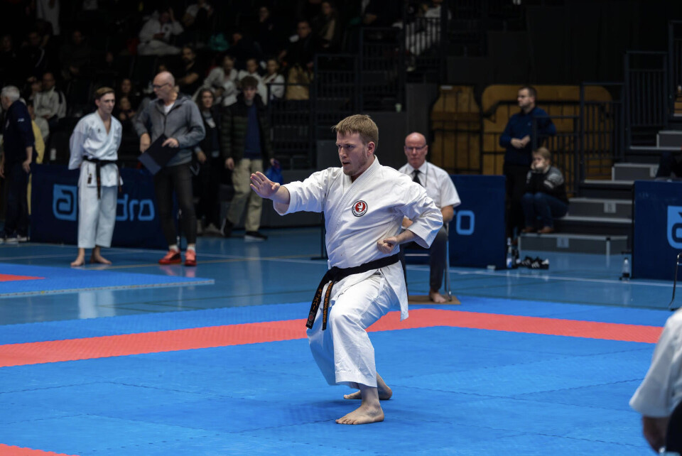 Instruktør og coach, 32-årige Kasper Dyrberg, deltog også selv ved stævnet. Mikkel BendixenFra venstre til højre Liv Molich, Kasper Dyrberg, Melanie Fjordside, Martin Manley og Inuk Harder Evaldsen. Mikkel BendixenMartin Manley kom hjem med hele to medaljer. Mikkel BendixenInuk udførte en række flotte kata-kampe (karatens stilartsøvelser), og han blev danmarksmester i kategorien kata drenge 12-13 år kyu. Mikkel Bendixen Mikkel Bendixen Mikkel Bendixen