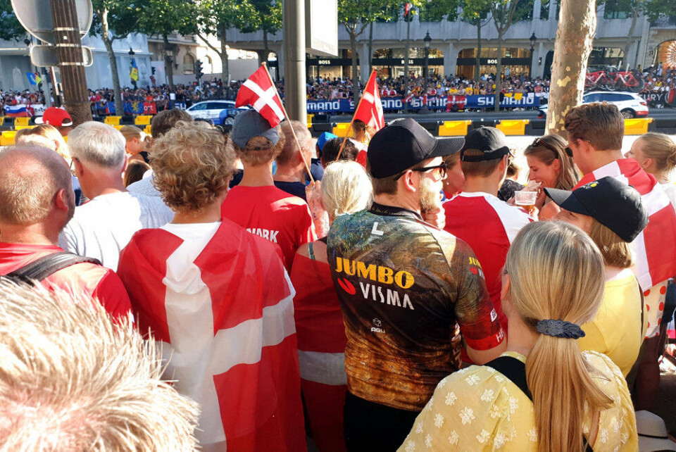 De danske cykelfans stod i flere lag langs det meste af Champs-Élysées hele søndagen.
