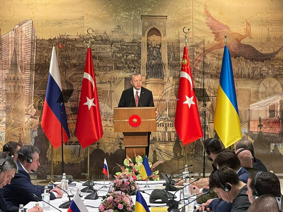 Aleksandr Fomin, som er russisk vicepremierminister siger tirsdag at russerne lover at reducere militær aktivitet ved Kyiv 'radikalt'.